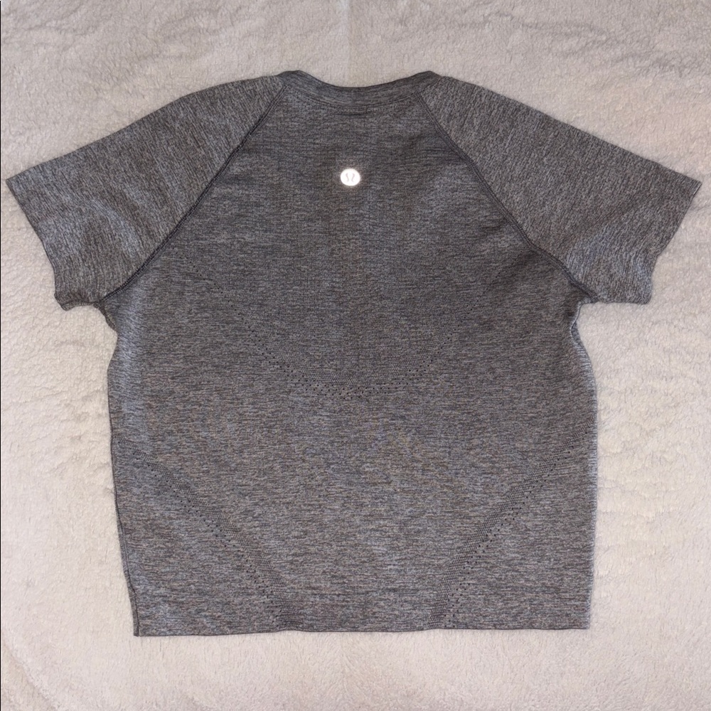Grey Lululemon Cropped Swiftly Tech Short Sleeve 2.0 - Picture 3 of 4